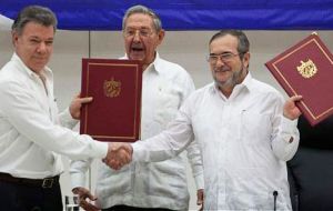 A pesar de la victoria del “No” , tanto Santos como las FARC habían confirmado su intención de mantener el cese al fuego, sin precisar fechas ni plazos.