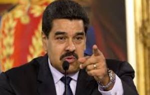 Maduro dijo en un mensaje que “Macri es un sicario político de la oligarquía y el imperialismo, para acabar con la economía y el pueblo argentino; y después se va”.