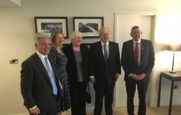 El ministro Alan Duncan, Sukey Cameron, MLA Jan Cheek, el canciller Boris Johnson y MLA Ian Hansen