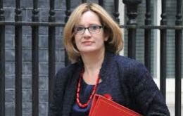 Hay que asegurar que la gente que viene llena los vacíos en el mercado laboral, y no trabajos que podrían realizar los británicos, dijo la ministra Amber Rudd
