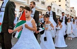 Cada novio recibió de Hamas un regalo de US$ 500. Las pre-púberes vestidas de blanco y adornadas con chillones maquillajes, recibieron ramos de novia.