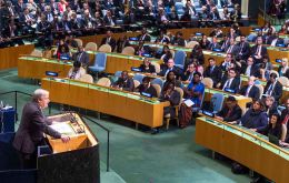 La Asamblea General de la ONU ratificó por aclamación al ex premier portugués y ex Alto Comisionado para los Refugiados, como sucesor de  Ban Ki-moon.