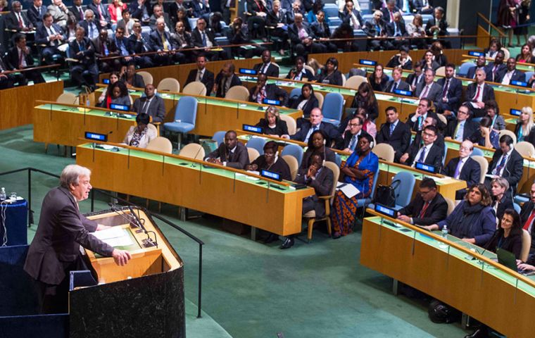La Asamblea General de la ONU ratificó por aclamación al ex premier portugués y ex Alto Comisionado para los Refugiados, como sucesor de  Ban Ki-moon.