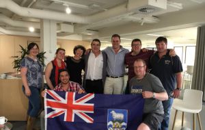 El grupo de FHL visitó entre otros el Centre Plus Merino con un rebaño de jóvenes sementales, proveedores de genética para las Falklands 