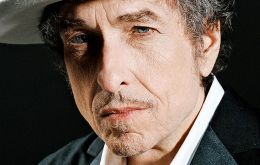 Bob Dylan respondió con el silencio al premio que le fue otorgado el jueves pasado. Esa noche ofreció un concierto en Las Vegas y no hizo mención alguna