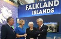 “Recibimos en el stand de las Falklands las visitas de altas figuras del partido conservador incluyendo la de los secretarios de Defensa y del Brexit”. 