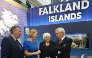 “Recibimos en el stand de las Falklands las visitas de altas figuras del partido conservador incluyendo la de los secretarios de Defensa y del Brexit”. 