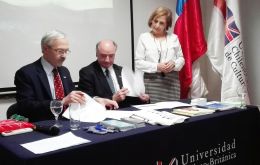  MLA Dr. Elsby (izq.) firma el memorando con el  presidente del Consejo Superior de UCBC Pedro Pfeffer y la Rectora Maria Cristina Brieba  