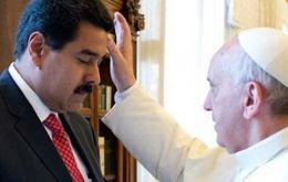 El acercamiento se dio el mismo día en que Maduro realizó una visita no anunciada al Vaticano para reunirse con el Papa