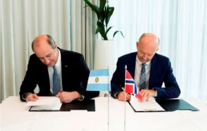 El CEO de YPF, Ricardo Darré, y el vicepresidente ejecutivo de Exploración de Statoil, Tim Dodson, firmaron el acuerdo de cooperación en Oslo