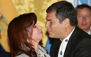 Igualmente con la ex gobernante argentina Cristina Fernández. Ambos están envueltos en procesos judiciales por supuestas irregularidades