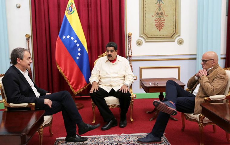 Nicolàs Maduro debe liberar a los presos polìticos y cambiar para evitar su destituciòn.