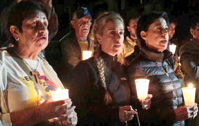 Lilian Tintori, esposa de Leopoldo López, durante la vigilia el miércoles a la noche