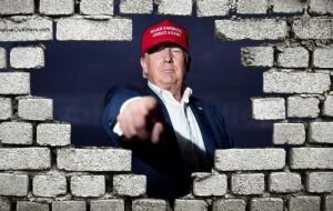 Sobre el polémico muro fronterizo que Trump exigiría a México para detener la inmigración ilegal y las drogas, Slim comentó que sería complicado, y siempre “se hacen túneles” 
