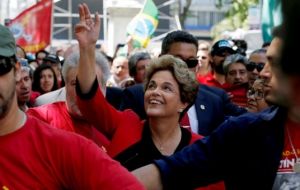 Rousseff aclamada durante uno de los varios actos políticos a los cuales asistió