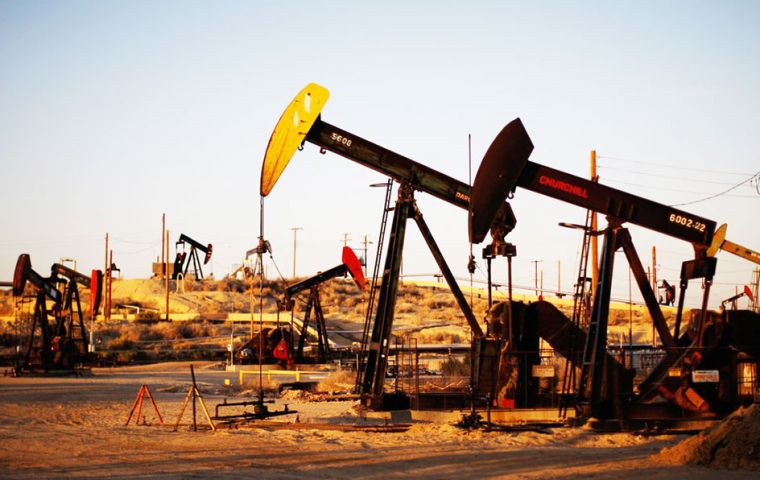 India y Venezuela acuerdan aumentar producción de petróleo mientras los usuarios caribeños conviven con la escasez de combustible