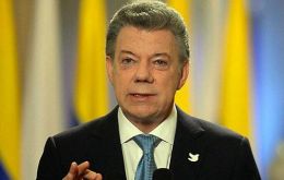 “Las FARC tendrán que declarar y entregar todos sus bienes, so pena de perder los beneficios, y se usarán para reparar a las víctimas”, dijo Santos.