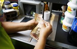 La decisión se toma justo cuando Venezuela atraviesa una inflación galopante (750%), que obliga a sus ciudadanos a manejar más dinero en efectivo para hacer compras.