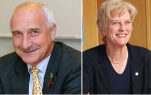  Los legisladores electos de las Falklands, MLA Mike Summers y MLA Phyl Rendell
