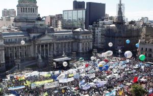 Sindicatos argentinos frente al Congreso en apoyo de una Ley de Emergencia Social amenazan con huelga general.  