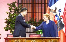 Los presidentes Michelle Bachelet y Xi Jinping en la Cumbre de Medios de la CEPAL en Santiago