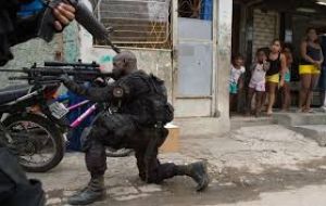Las autoridades reforzaron la presencia policial en la favela, que este lunes amaneció con comercios inactivos y sin clases para unos 13.000 alumnos