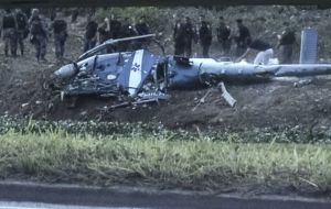 Se investiga la caída del helicóptero que dejó 4 agentes muertos, y autoridades empezaron a escuchar testimonios de familiares de los 7 jóvenes acribillados 