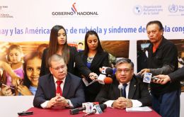 Carlos Castillo, representante de la Organización Panamericana de la Salud (OPS)en Asunción, entregó distinciones a Paraguay y Chile por su lucha contra el Chagas