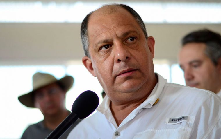 El presidente de Costa Rica Luis Guillermo Solis debió retractarse de su anuncio ultraoptimista en Twitter y reconocer que hubo al menos nueve muertes causadas por el huracán Otto 
