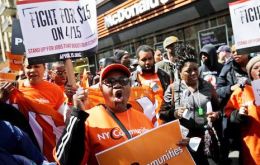 La campaña “Pelea por 15” comenzó en 2012 cuando los empleados de cadenas de comida rápida salieron a las calles para pedir que duplicaran su salario mínimo