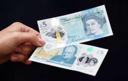 El Banco de Inglaterra confirmó en Twitter que los billetes contienen una cantidad mínima de sebo, que a veces también se usa en jabones y velas. 