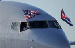 American Airlines partió a las 07:30 locales (12:30 GMT) desde el aeropuerto de Miami, en otro momento clave en la historia de la aviación entre ambos países. 