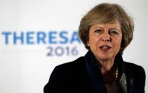 Theresa May sugirió que el impuesto de sociedades podría llegar a caer hasta el 17%, en línea con las cifras que ha barajado el presidente electo de EE.UU., Trump