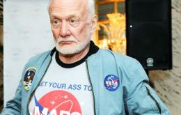 El astronauta, 86, se encuentra “estable” y viaja acompañado de un miembro del equipo de White Desert y por un médico del Programa Antártico de EE.UU.