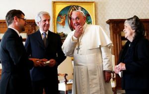 El Papa Francisco recibe al presidente Vázquez, su señora y parte de la comitiva que lo acompaña en el viaje 