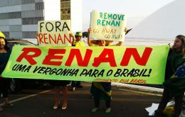 Panancartas con la leyenda “Fuera Renan”  arengaban a los manifestantes.