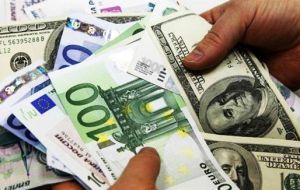 El euro, en baja en Asia, se acerca al dólar tras resultados electorales de Italia