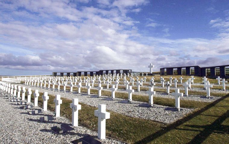 El cementerio de Darwin que incluye unas 123 sepulturas con restos mortales de soldados argentinos sin identificar   