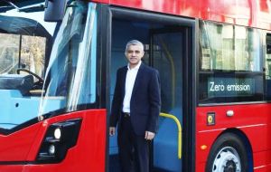 El alcalde musulmán de Londres, Sadiq Khan, prometió eliminar frases “sexistas” como “Damas y caballeros” de los servicios de transporte. 