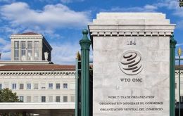 El Ministerio de Comercio chino informó que reclamó la mediación de la OMC, al considerar que Bruselas y Washington habían incumplido sus compromisos