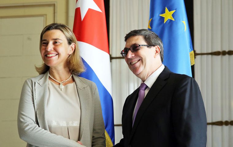 La representante europea Federica Mogherini y el canciller cubano Bruno Rodríguez firmaron en Bruselas el documento que normaliza las relaciones con la isla caribeña