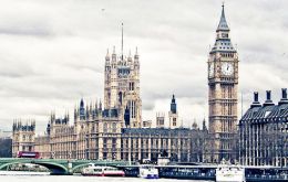 La Cámara de Lores advirtió de que es “poco probable” que Londres alcance un acuerdo de libre comercio “a su medida” con Bruselas en dos años.