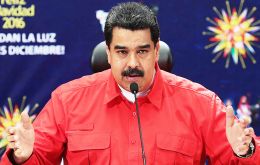 Maduro haciendo el anuncio del “corralón” con los billetes venezolanos o Bolívares 