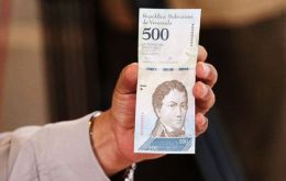 Maduro exhibió ejemplares de nuevos billetes de 500, 1.000, 2.000, 10.000 y hasta 20.000 bolívares, que debían entrar en vigencia el viernes, pero que no llegaron.