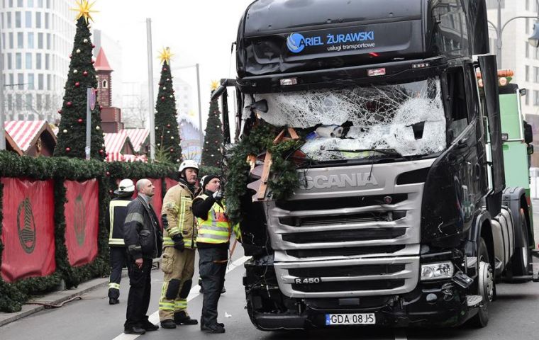 Un camión se incrusta en un mercado berlinés dejando 12 muertos y decenas de heridos. Similitudes con el atentado en Niza el 14 de julio.