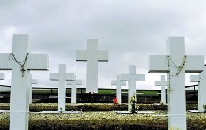 El documento firmado extiende un mandato a la Cruz Roja para la identificación de los soldados argentinos sepultados en el cementerio de Darwin, Falklands 