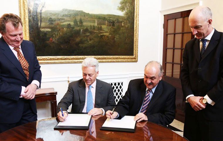 (I-D) Emb argentino Sersale di Cerisano de pie al lado de Sir Alan quien firma junto al vice ministro Villagra Delgado el documento, apoyado por emb Mark Kent 