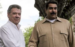 El presidente venezolano, Nicolás Maduro (a la derecha) habló con su homólogo colombiano Juan Manuel Santos (izquierda) antes de decidir reabrir la frontera