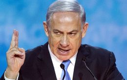 El primer ministro Benjamin Netanyahu repitió el domingo la afirmación israelí de que el presidente estadounidense Barack Obama y el secretario de Estado John Kerry estaban detrás de la resolución de 
