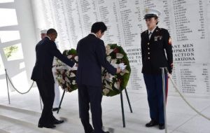 Abe y Obama visitaron el Memorial USS Arizona, erigido en la bahía de la base naval en honor a los más de 2.400 muertos en el ataque.